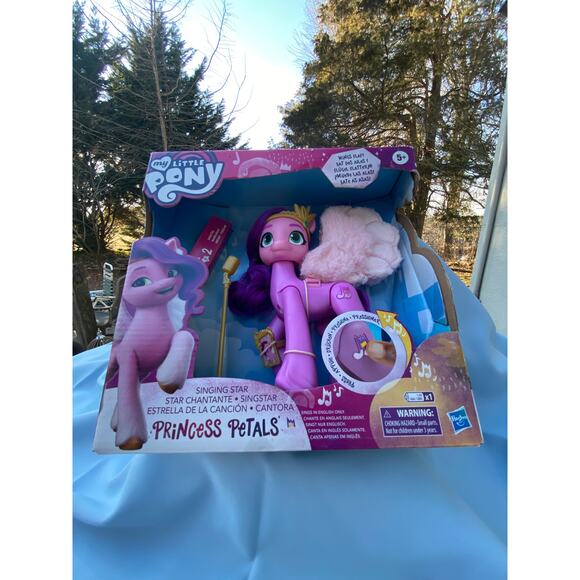 Hasbro My Little Pony New in Box "Princess Petals", singing star Wings flap! - Picture 1 of 12